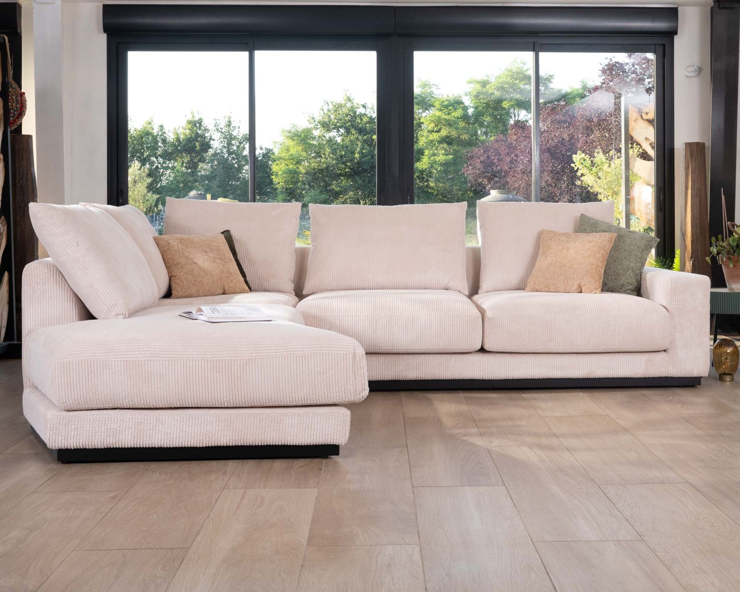 Canapé confort en velours côtelé beige avec méridienne design "Cyrano"