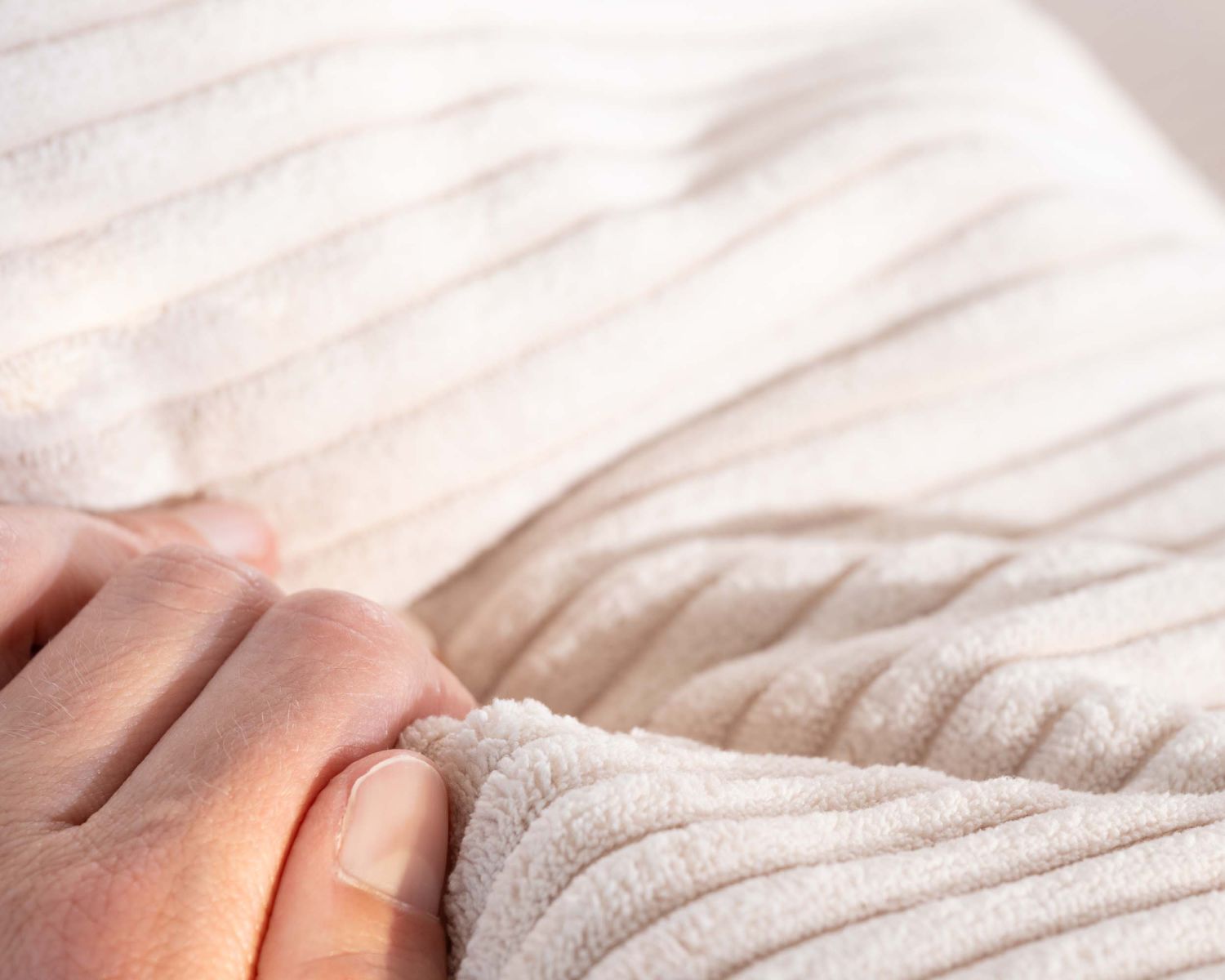 Canapé confort en velours côtelé beige avec méridienne design "Cyrano"