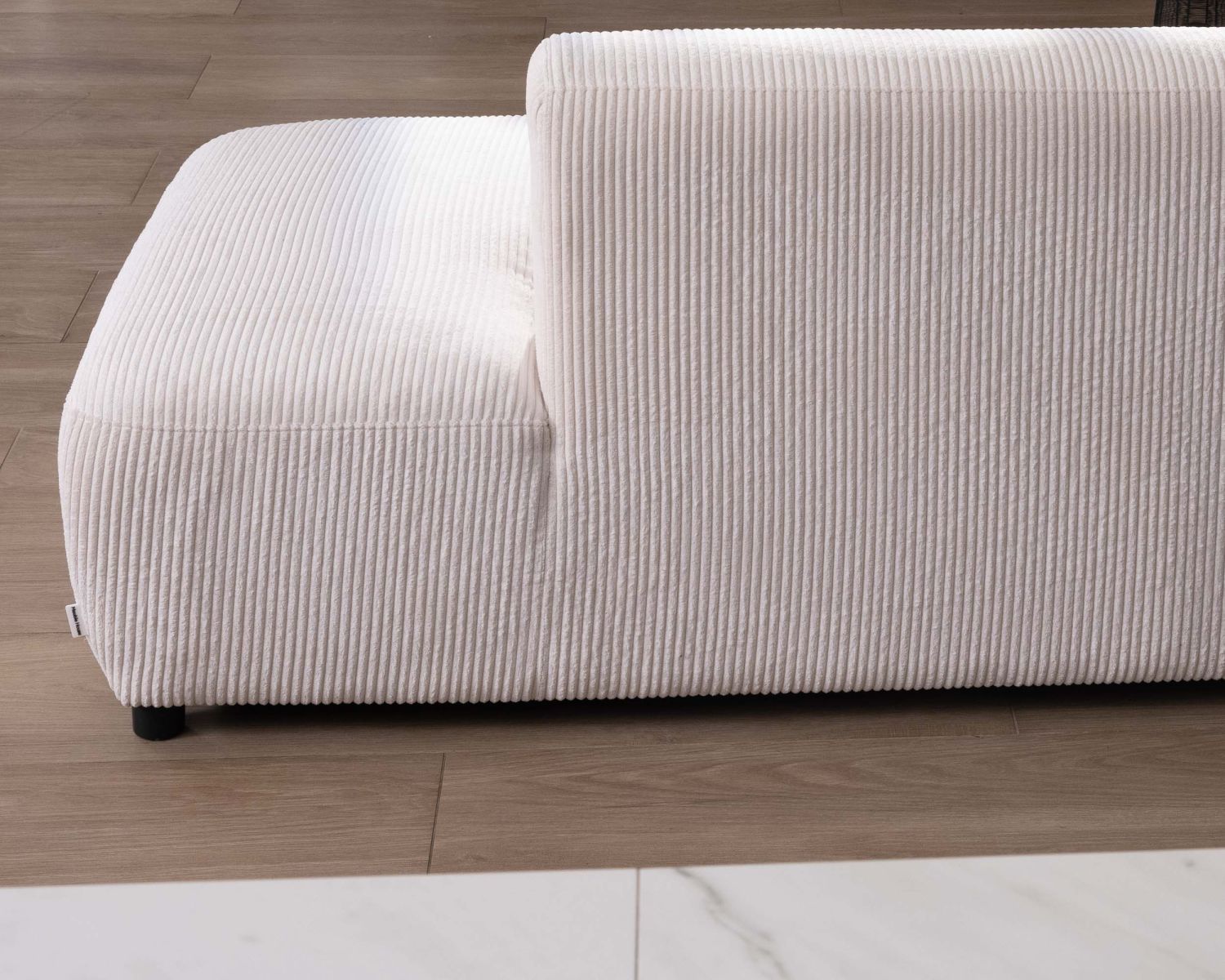 Canapé en angle design épuré avec méridienne "Valentina" en velours côtelé crème