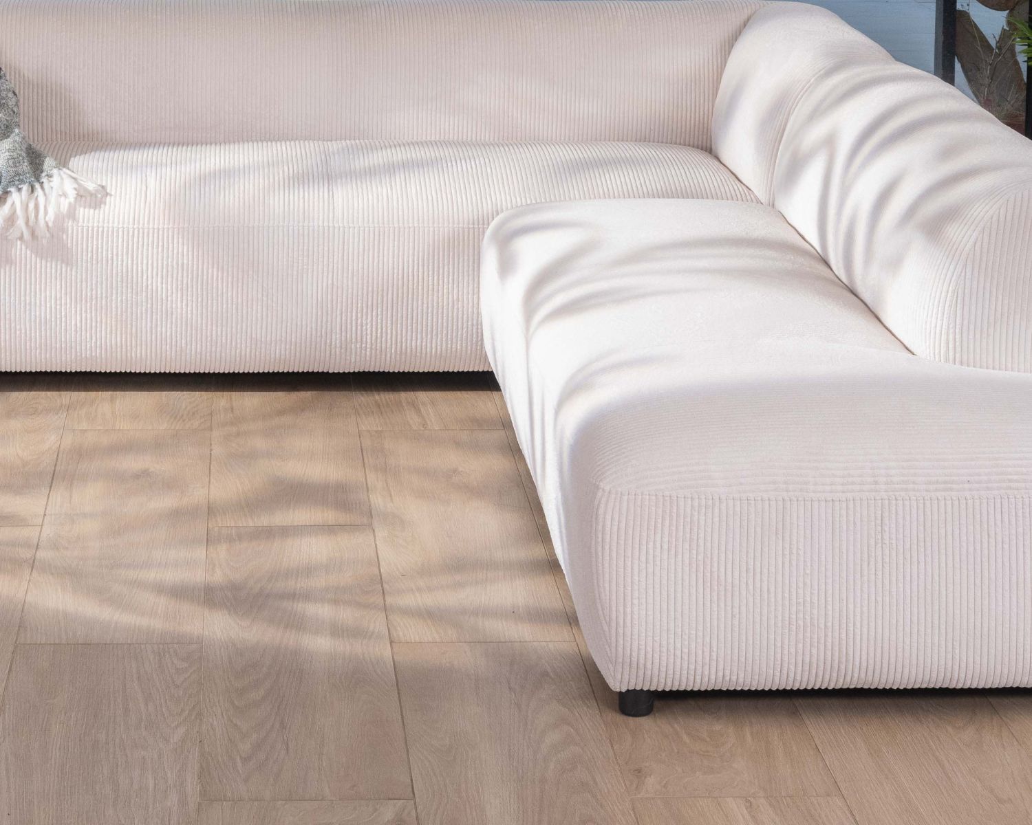 Canapé en angle design épuré avec méridienne "Valentina" en velours côtelé crème