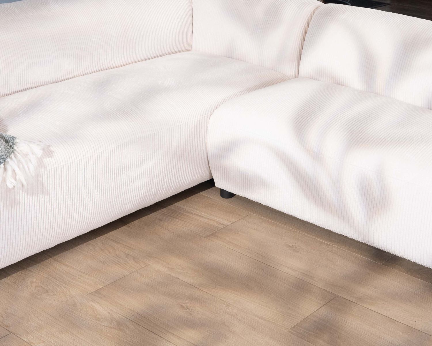 Canapé en angle design épuré avec méridienne "Valentina" en velours côtelé crème