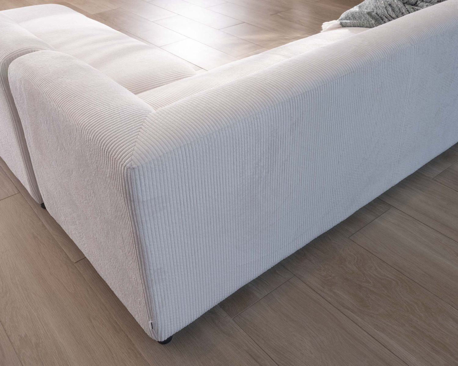 Canapé en angle design épuré avec méridienne "Valentina" en velours côtelé crème