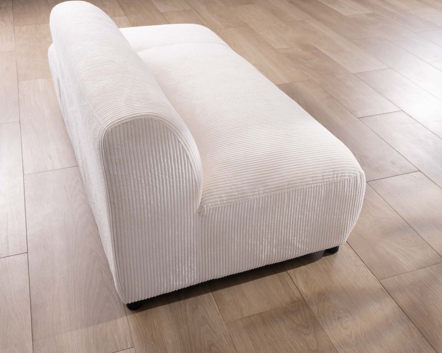 Canapé en angle design épuré avec méridienne "Valentina" en velours côtelé crème