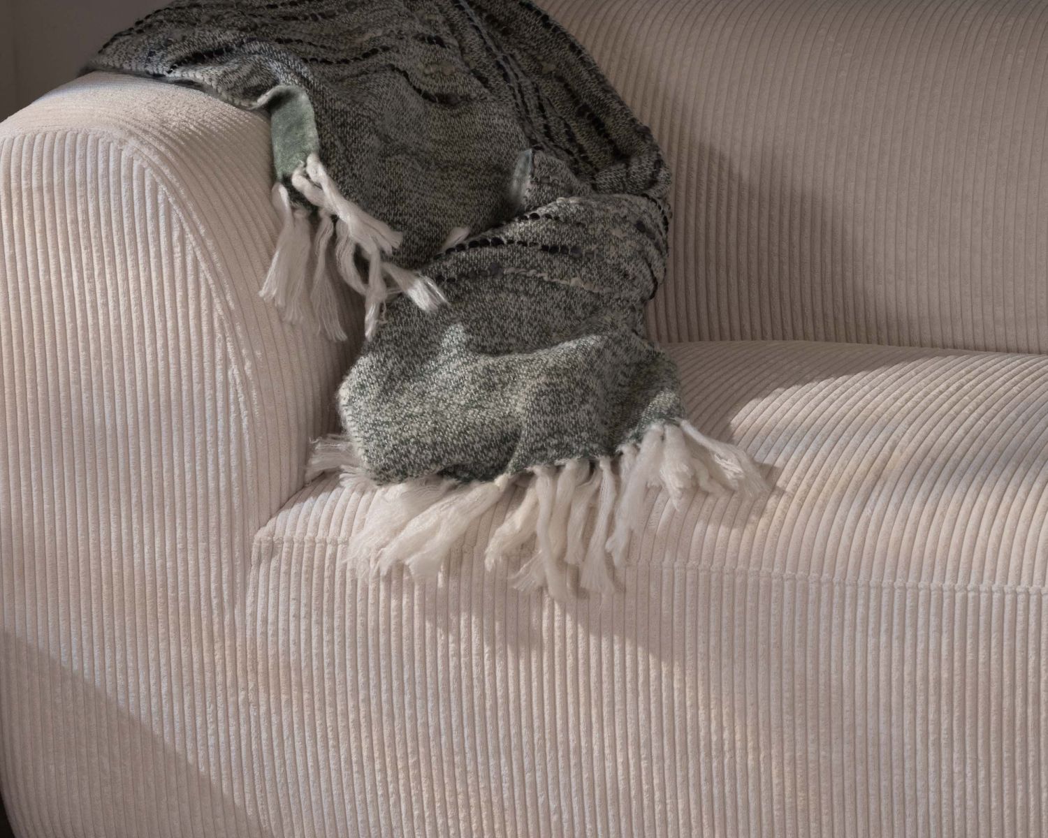 Canapé en angle design épuré avec méridienne "Valentina" en velours côtelé crème