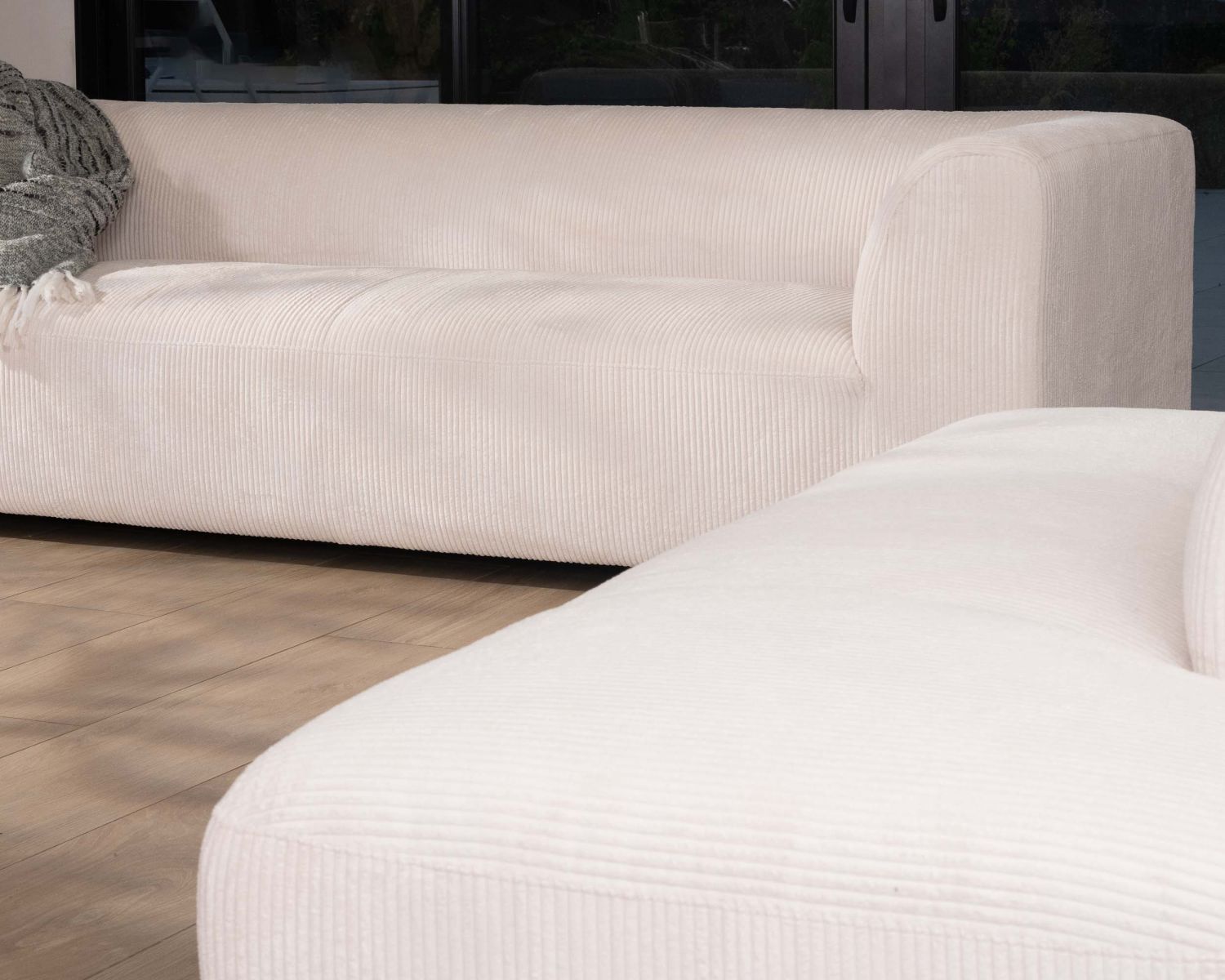 Canapé en angle design épuré avec méridienne "Valentina" en velours côtelé crème