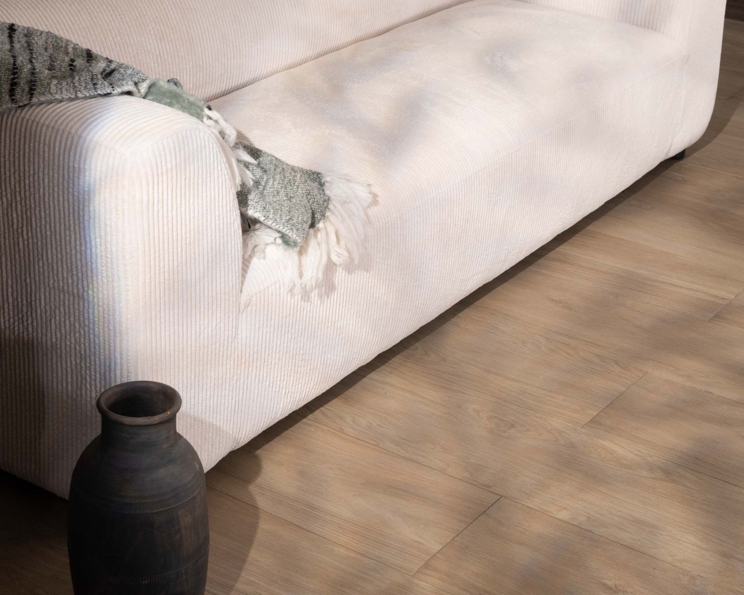 Canapé en angle design épuré avec méridienne "Valentina" en velours côtelé crème