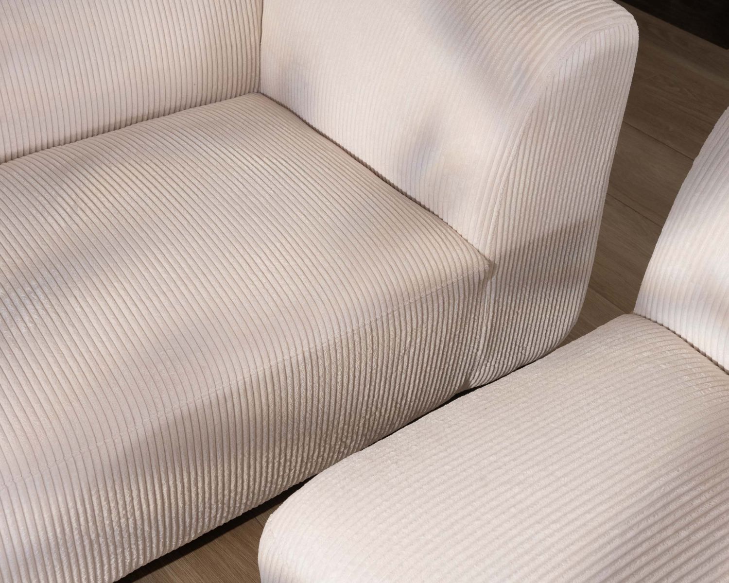 Canapé en angle design épuré avec méridienne "Valentina" en velours côtelé crème