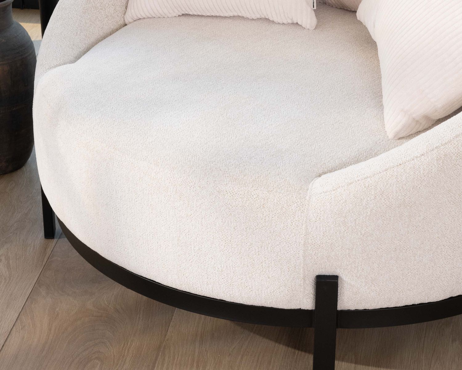 Chauffeuse ronde 120 cm en tissu blanc chiné et coussins velours côtelé "Sweet Culture"