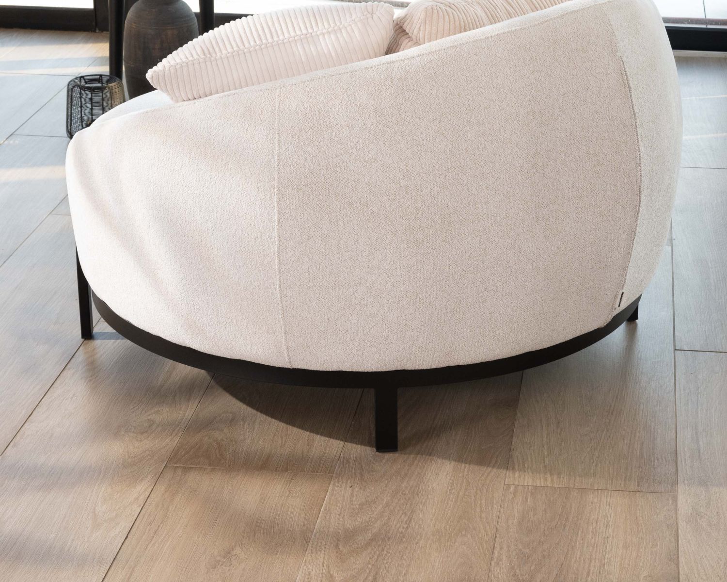 Chauffeuse ronde 120 cm en tissu blanc chiné et coussins velours côtelé "Sweet Culture"