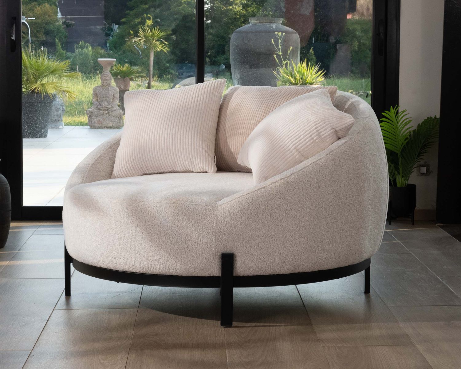 Chauffeuse ronde 120 cm en tissu blanc chiné et coussins velours côtelé "Sweet Culture"