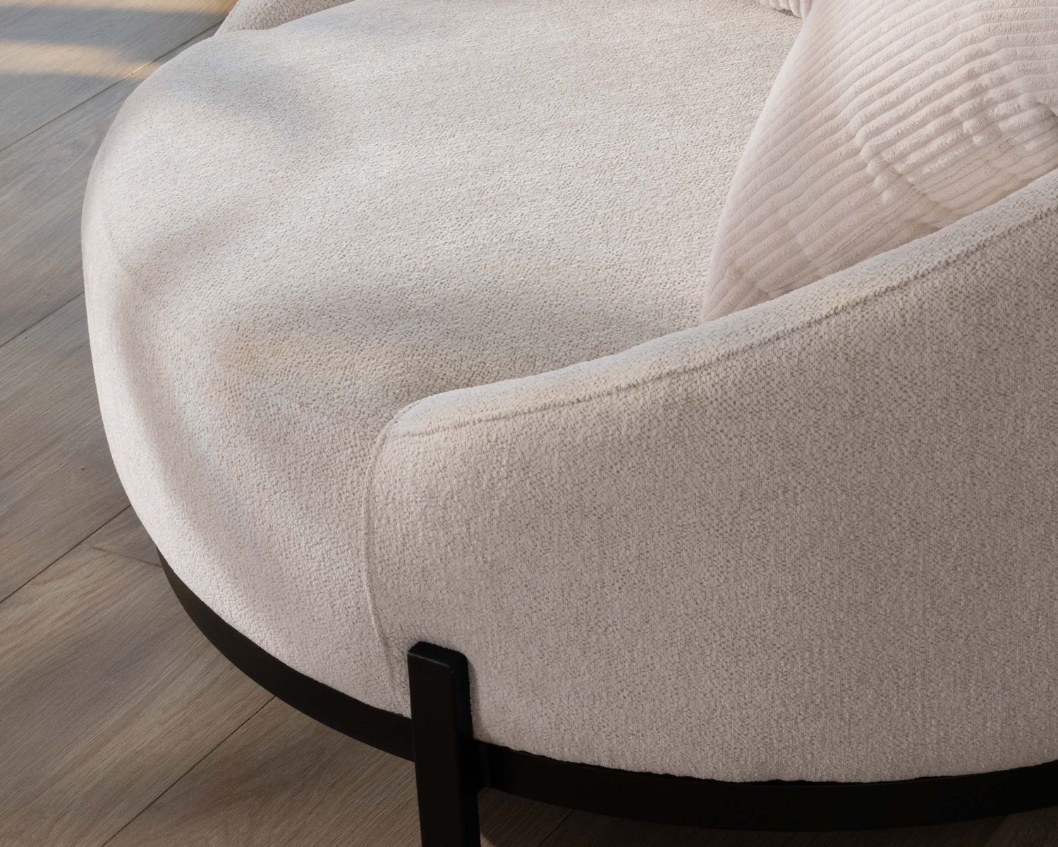 Chauffeuse ronde 120 cm en tissu blanc chiné et coussins velours côtelé "Sweet Culture"