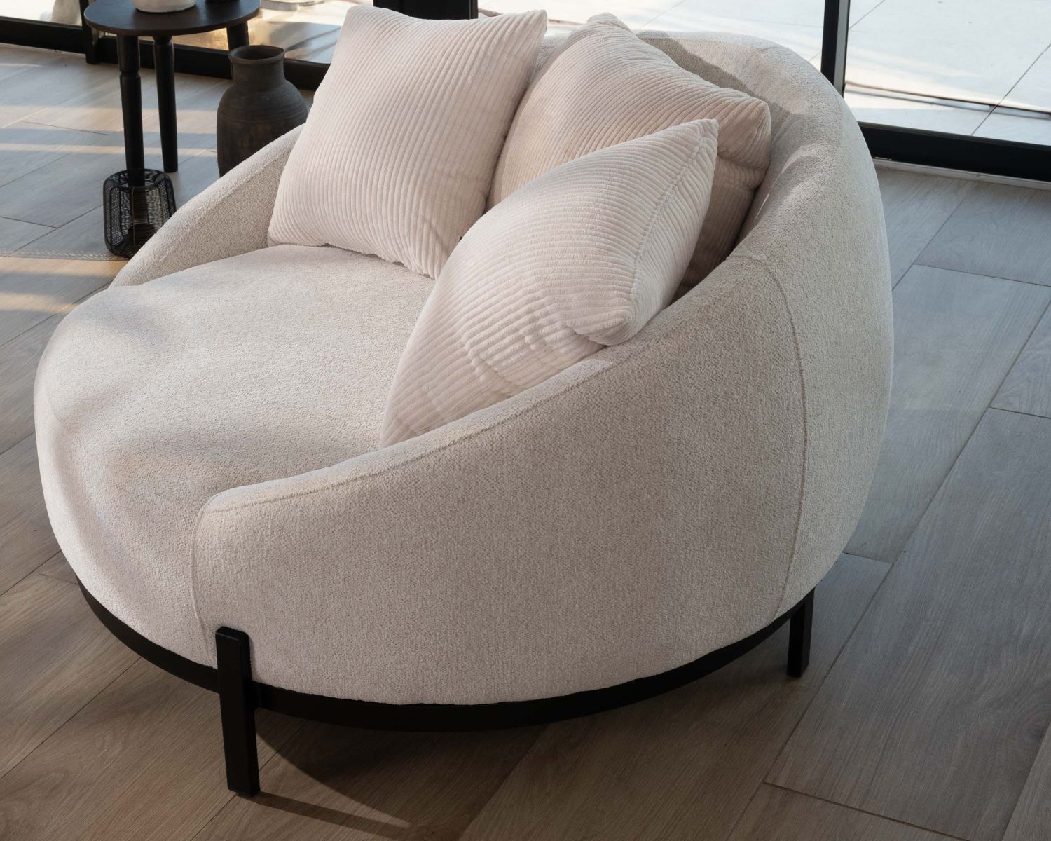 Chauffeuse ronde 120 cm en tissu blanc chiné et coussins velours côtelé "Sweet Culture"