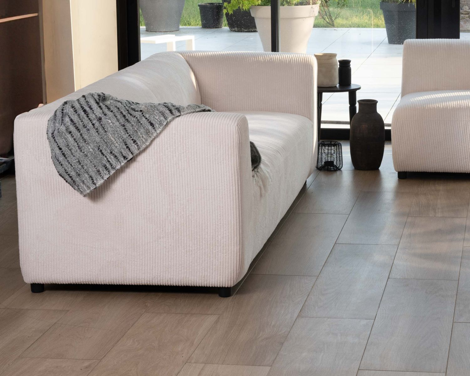 Canapé en angle design épuré avec méridienne "Valentina" en velours côtelé crème