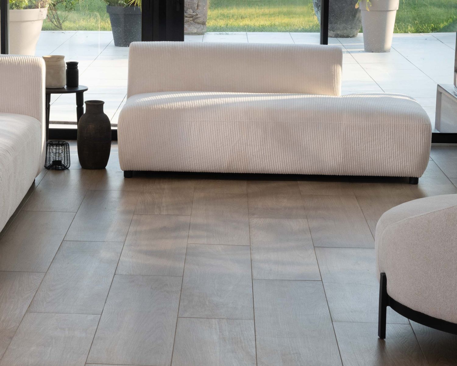 Canapé en angle design épuré avec méridienne "Valentina" en velours côtelé crème