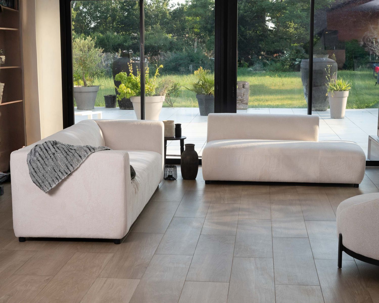 Canapé en angle design épuré avec méridienne "Valentina" en velours côtelé crème