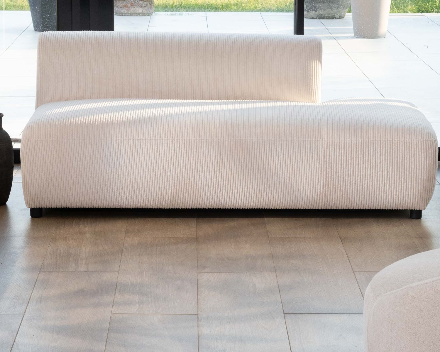 Canapé en angle design épuré avec méridienne "Valentina" en velours côtelé crème