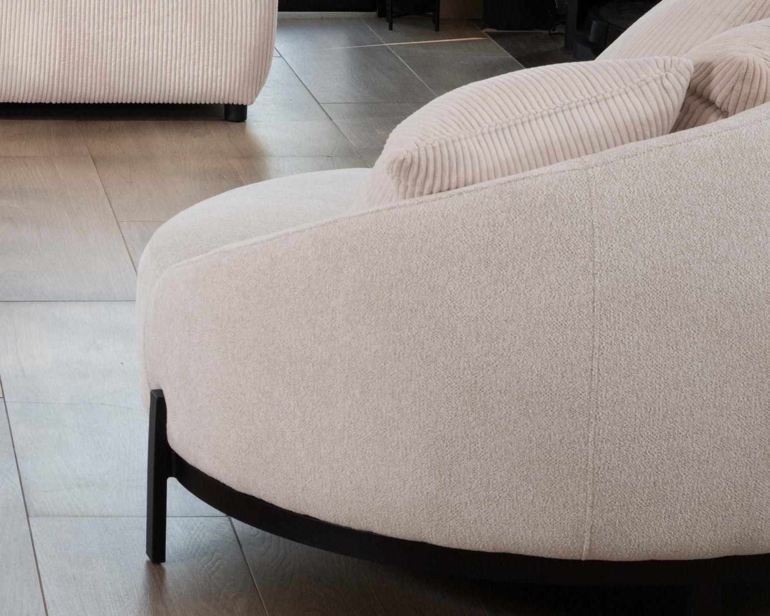 Chauffeuse ronde 120 cm en tissu blanc chiné et coussins velours côtelé "Sweet Culture"