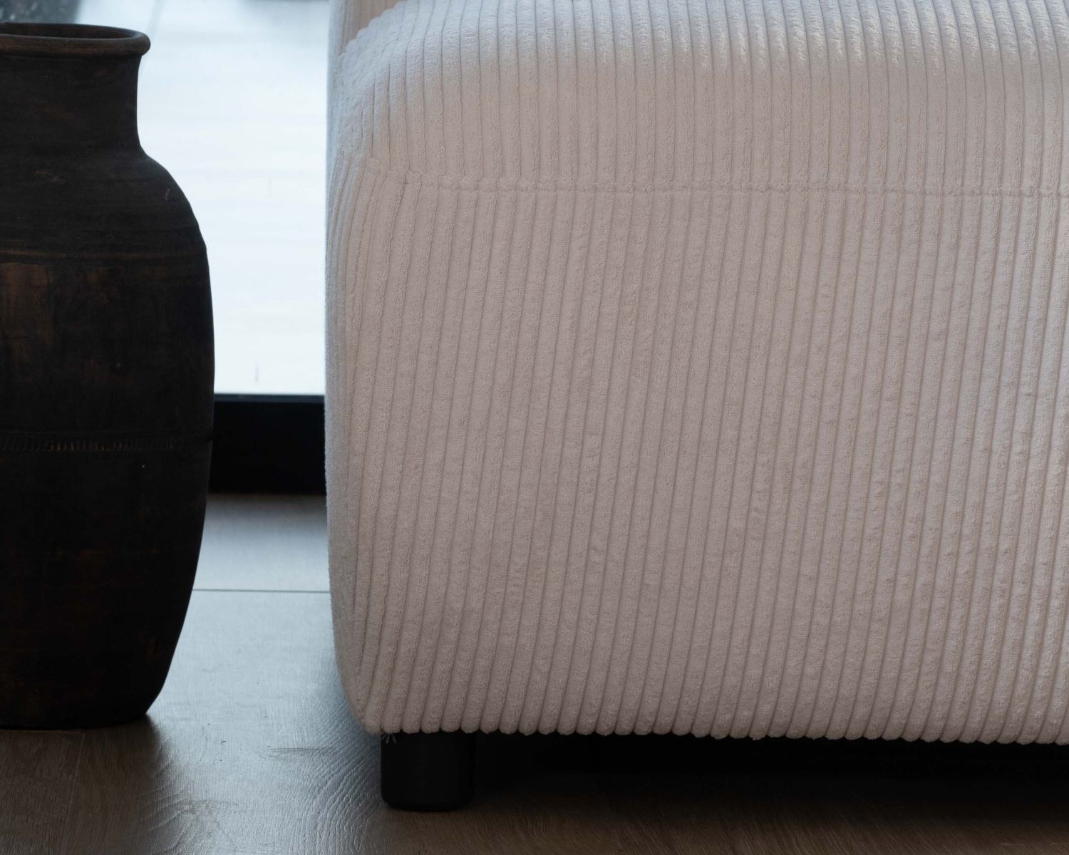 Canapé en angle design épuré avec méridienne "Valentina" en velours côtelé crème