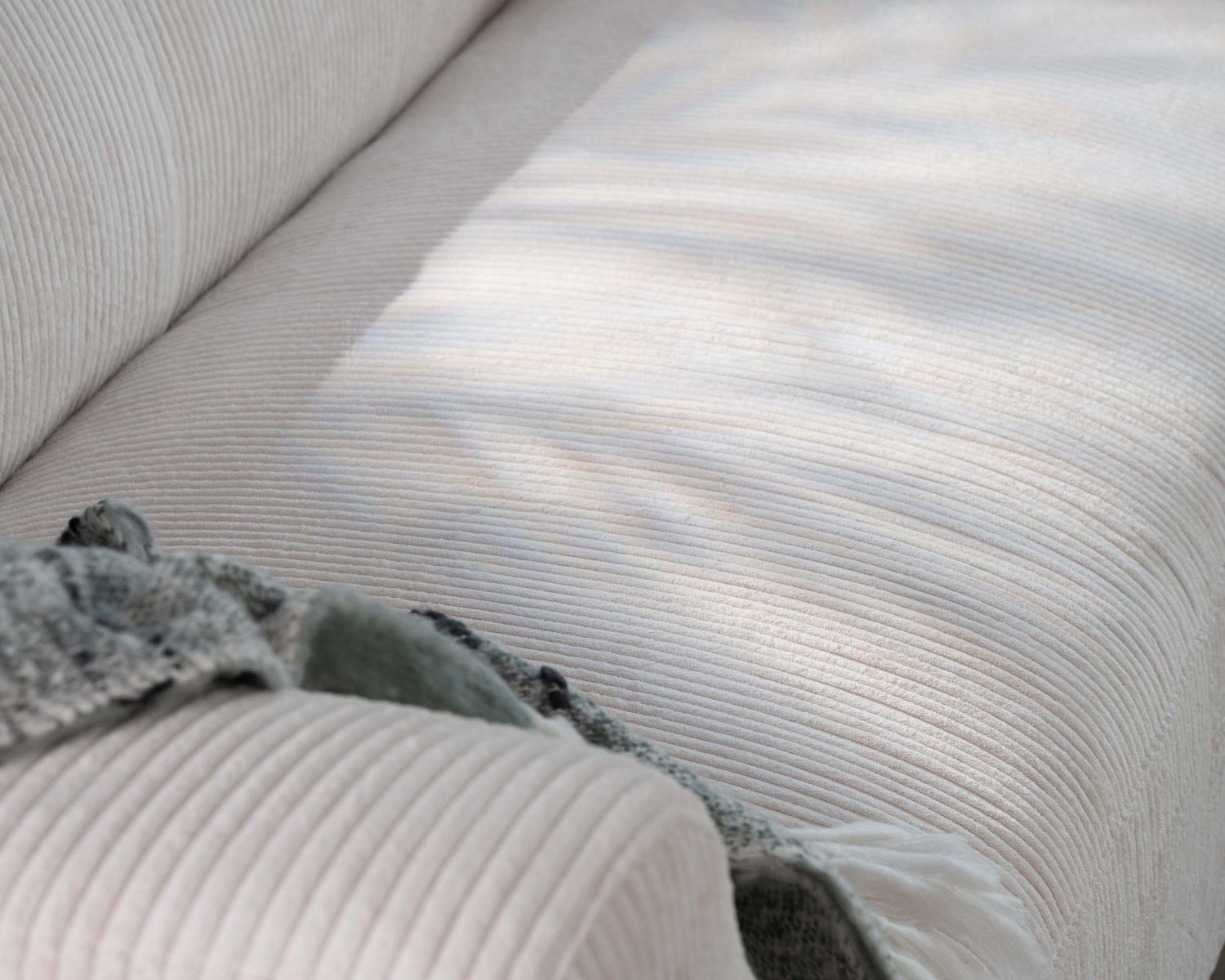 Canapé en angle design épuré avec méridienne "Valentina" en velours côtelé crème