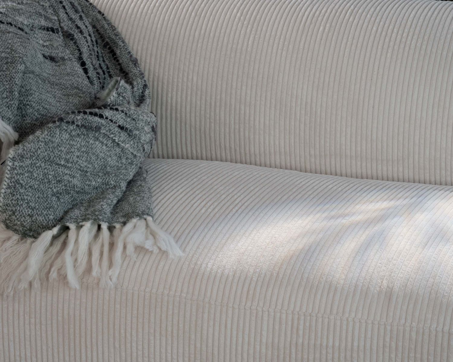 Canapé en angle design épuré avec méridienne "Valentina" en velours côtelé crème