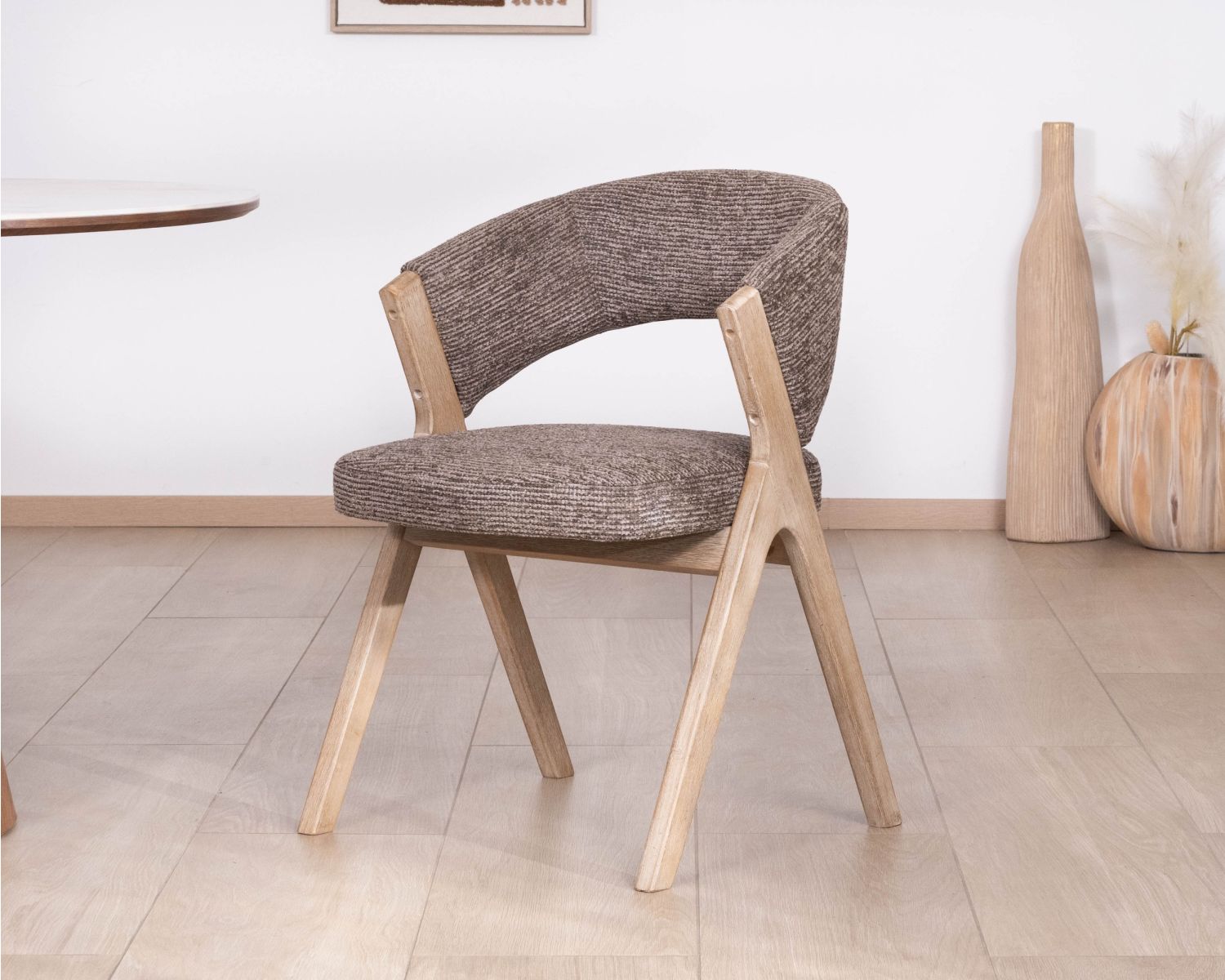 Lot de 2 chaises de salle à manger design "Kyara" en tissu brun moka et bois d'hévéa