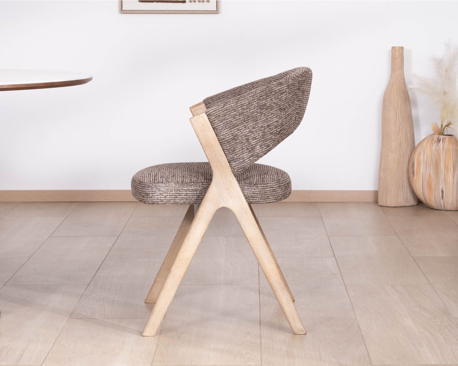 Lot de 2 chaises de salle à manger design "Kyara" en tissu brun moka et bois d'hévéa