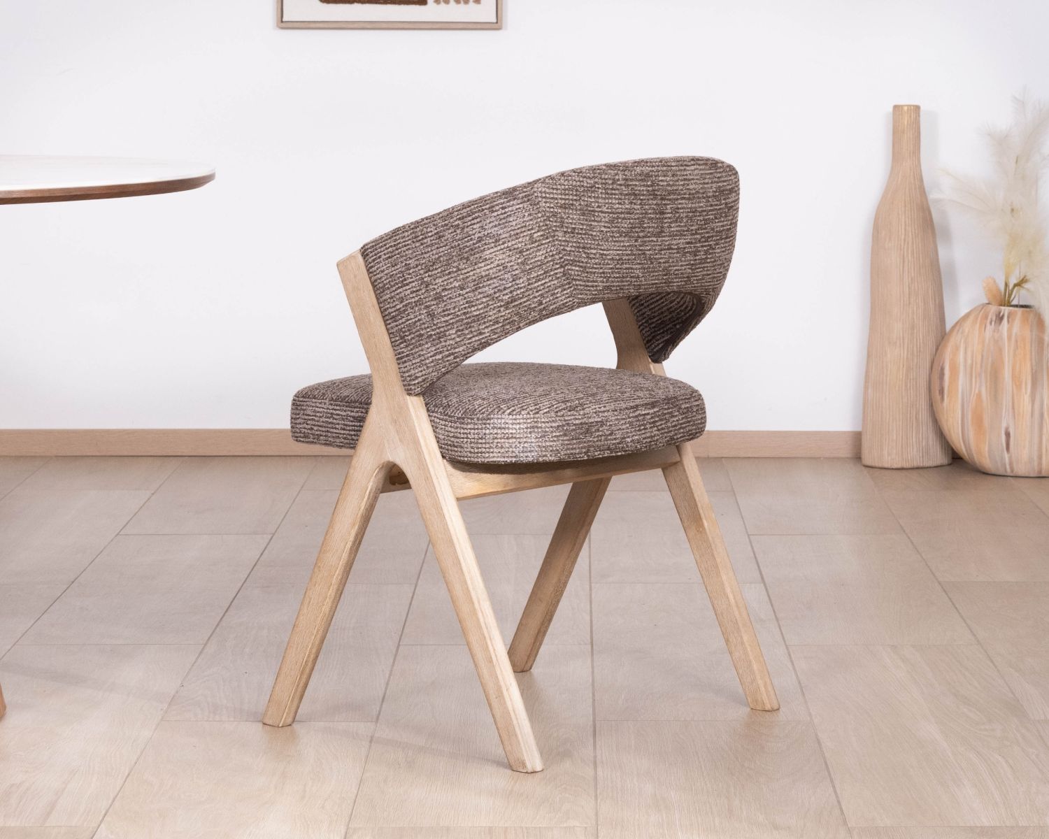 Lot de 2 chaises de salle à manger design "Kyara" en tissu brun moka et bois d'hévéa