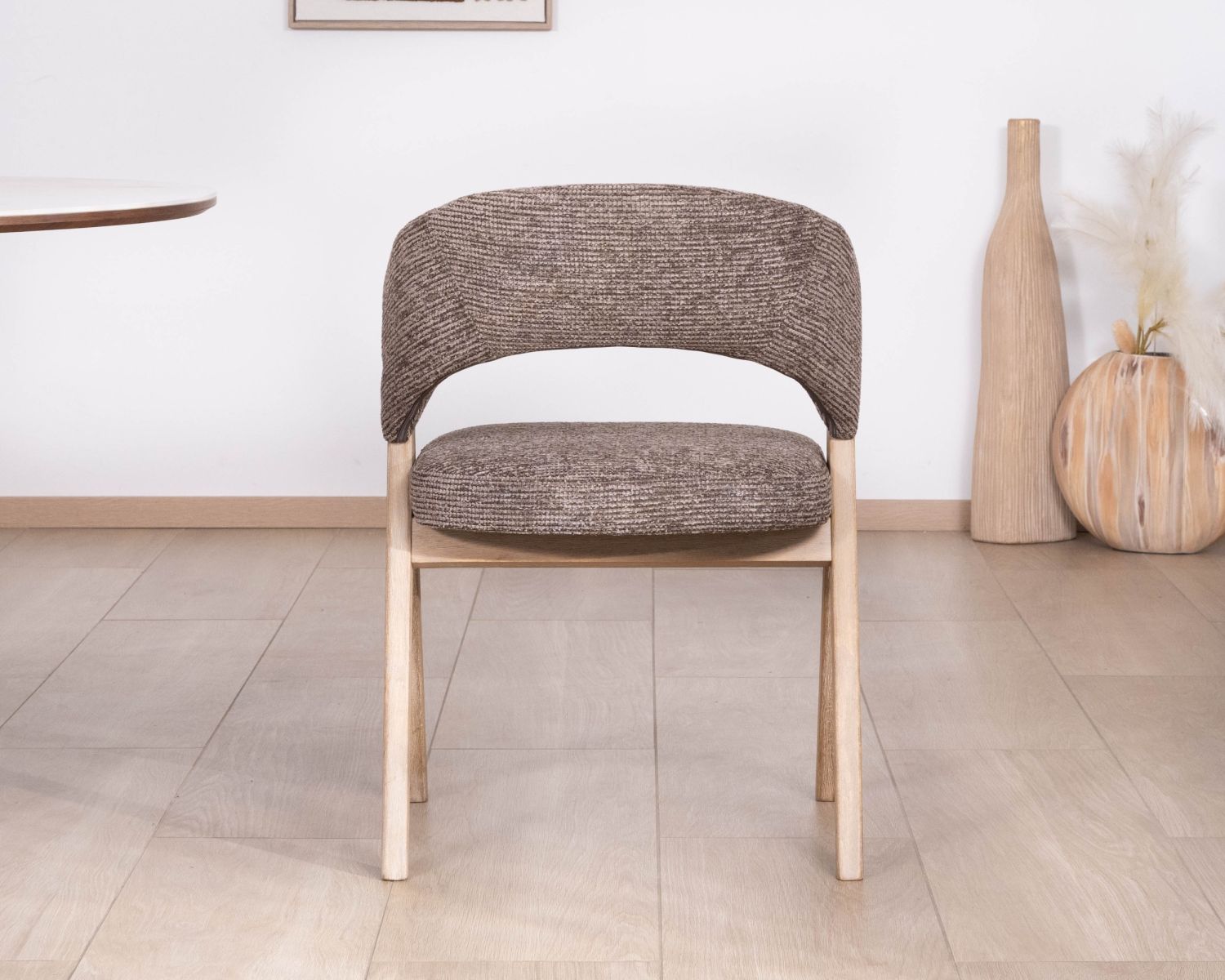 Lot de 2 chaises de salle à manger design "Kyara" en tissu brun moka et bois d'hévéa