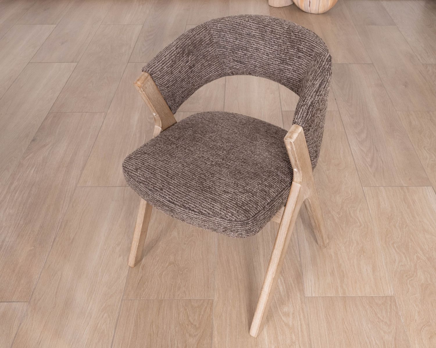 Lot de 2 chaises de salle à manger design "Kyara" en tissu brun moka et bois d'hévéa