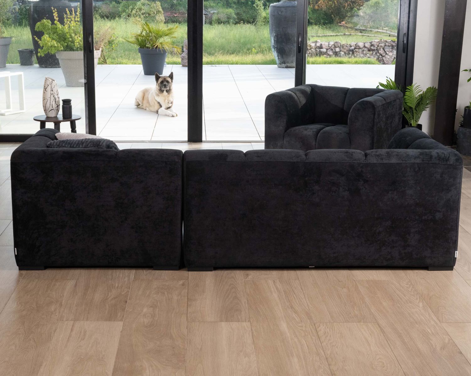 Fauteuil design cubique en velours anthracite avec surpiqures "Enjoy Home"