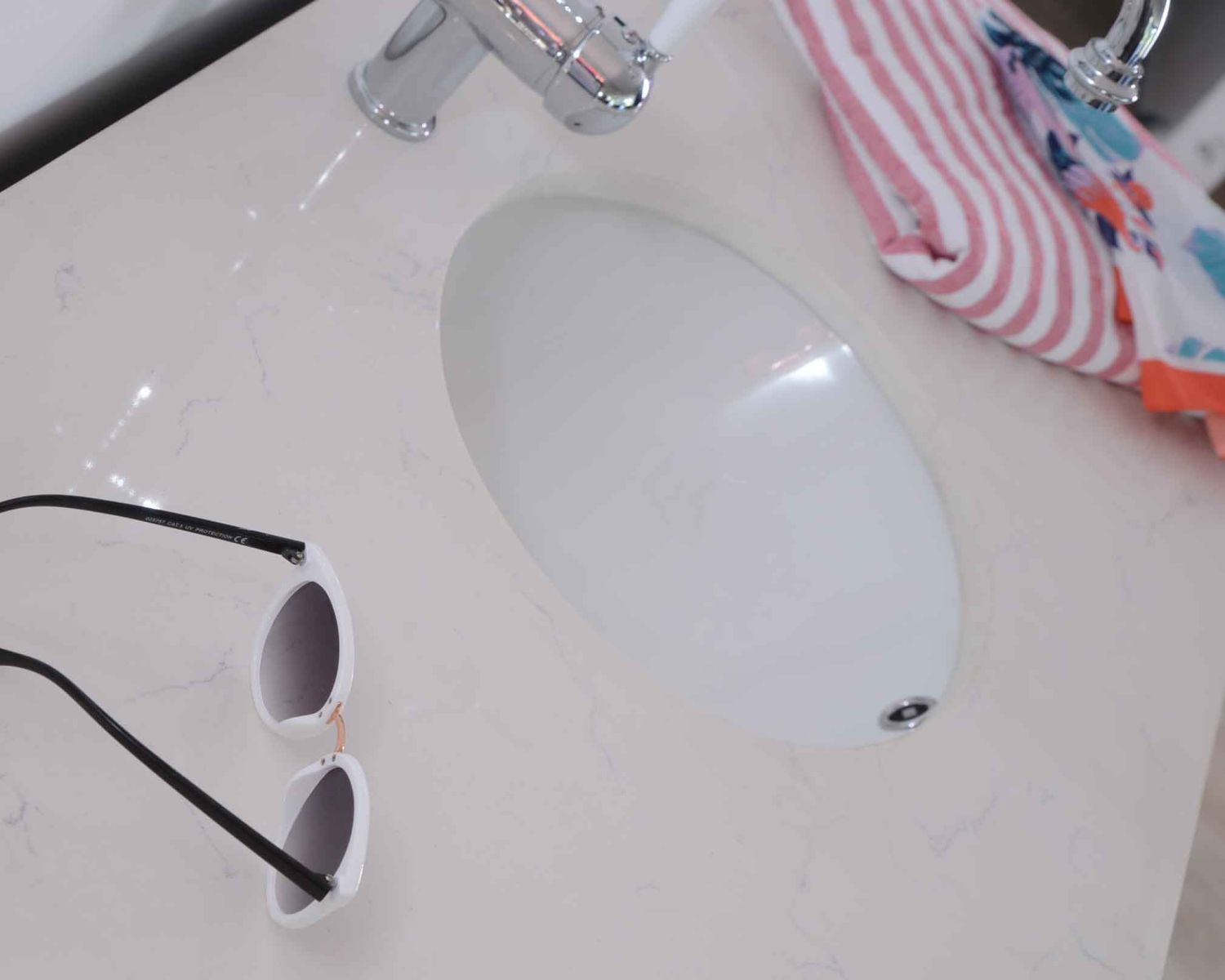 Meuble de salle de bain 1 vasque quartz blanc et bois noir "Églantine"