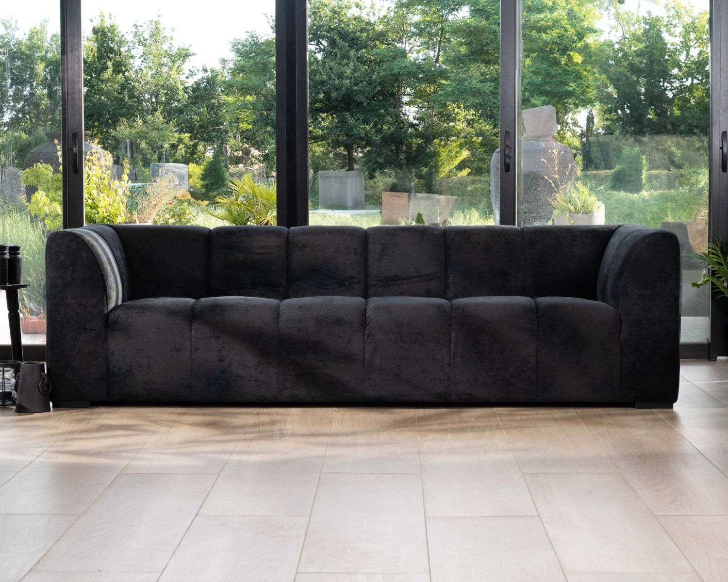 Canapé 3 places en velours anthracite soyeux avec surpiqures "Enjoy Home"