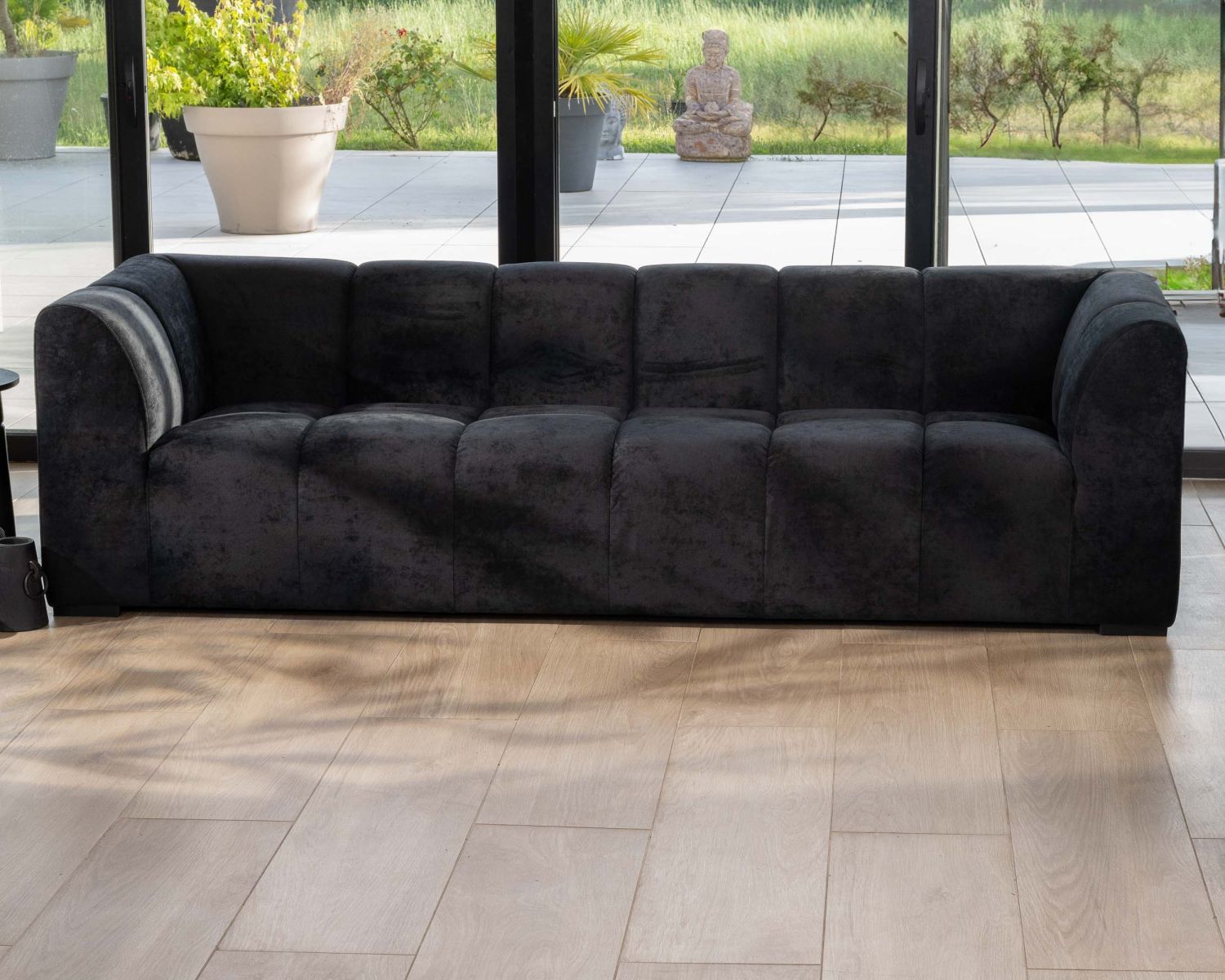 Canapé 3 places en velours anthracite soyeux avec surpiqures "Enjoy Home"