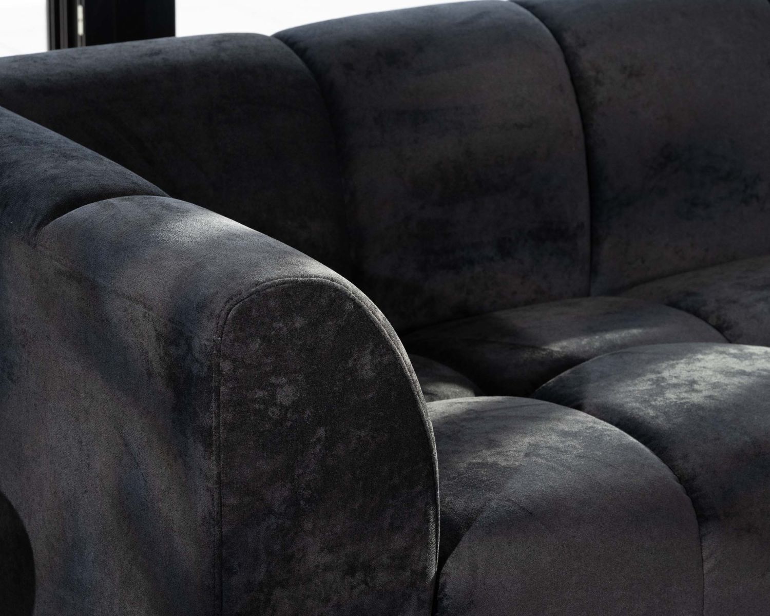 Canapé 3 places en velours anthracite soyeux avec surpiqures "Enjoy Home"