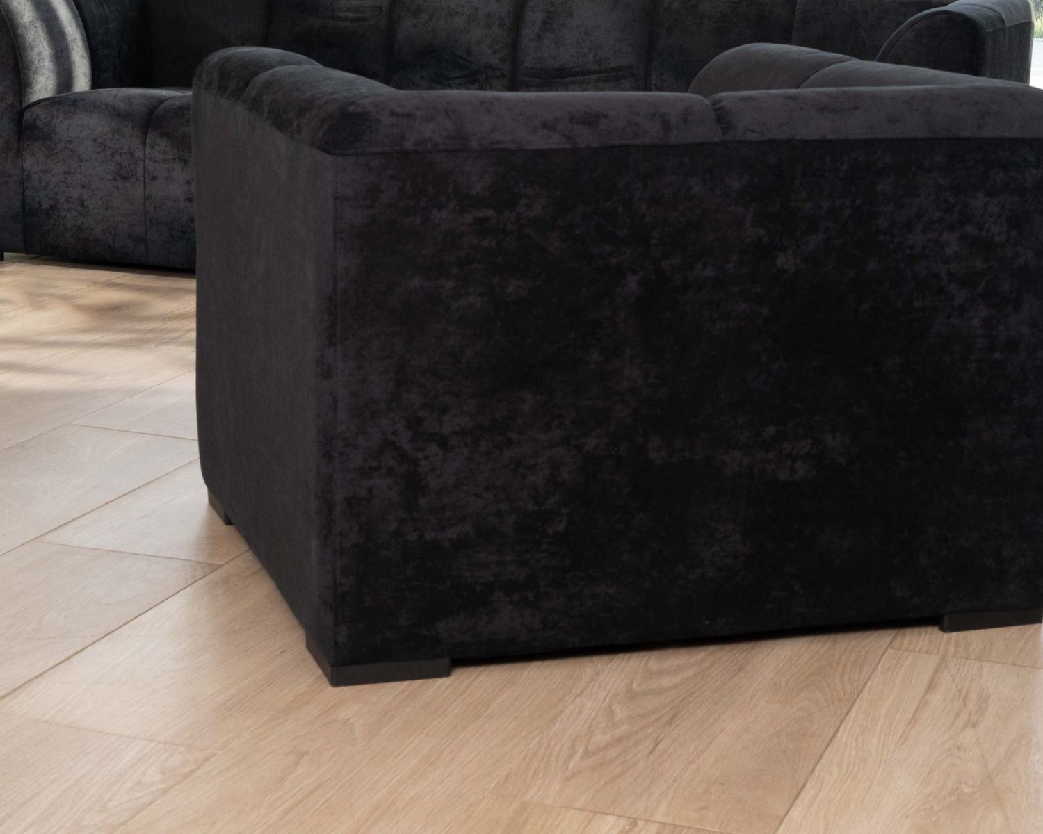 Fauteuil design cubique en velours anthracite avec surpiqures "Enjoy Home"