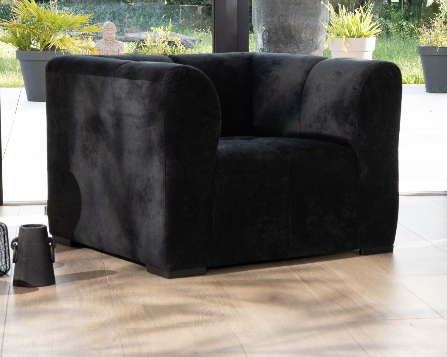 Fauteuil design cubique en velours anthracite avec surpiqures "Enjoy Home"
