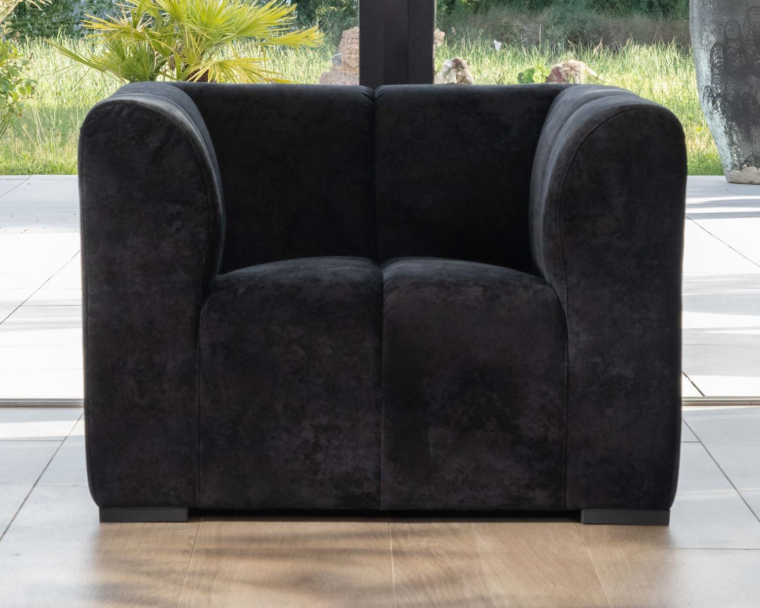 Fauteuil design cubique en velours anthracite avec surpiqures "Enjoy Home"