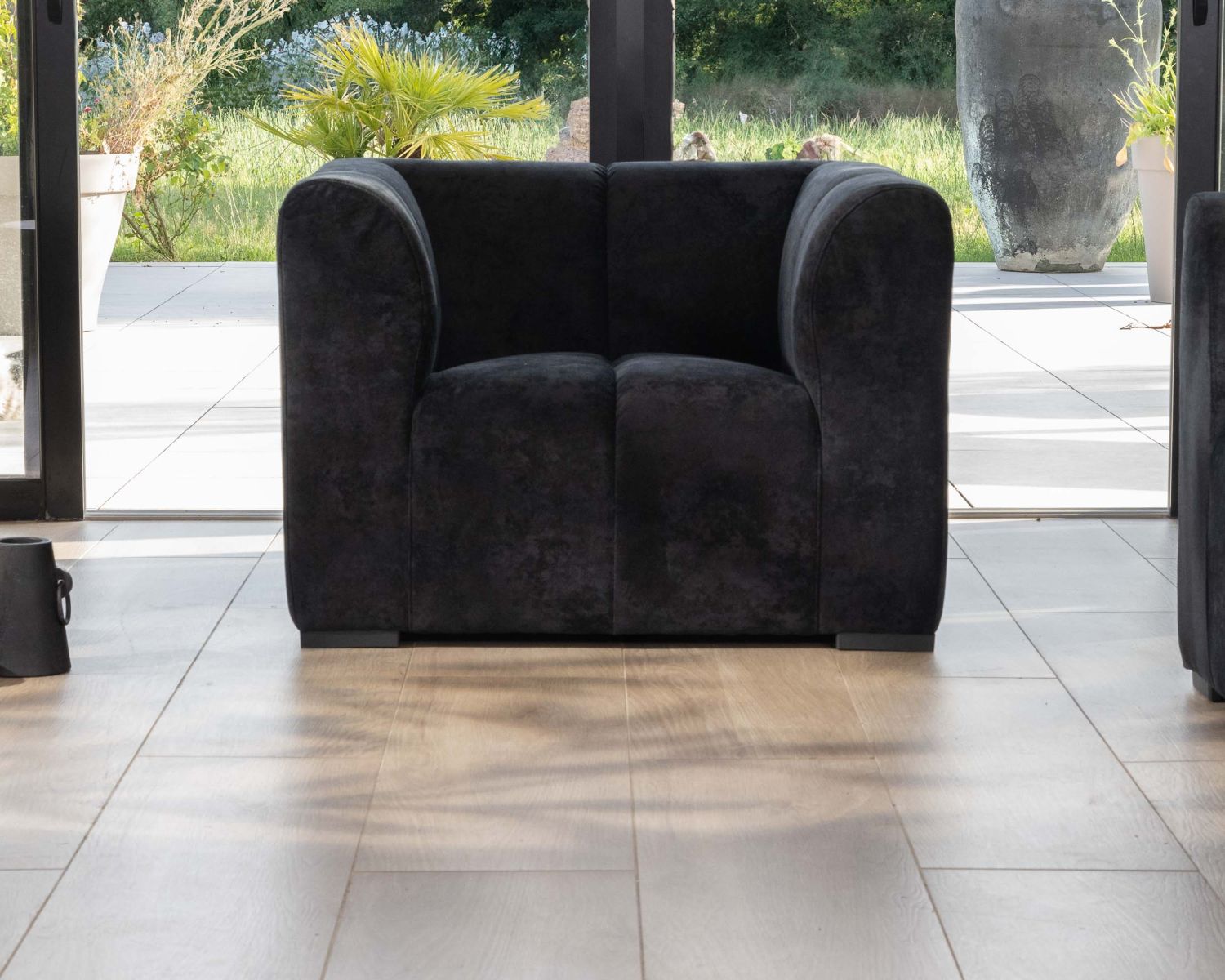 Fauteuil design cubique en velours anthracite avec surpiqures "Enjoy Home"