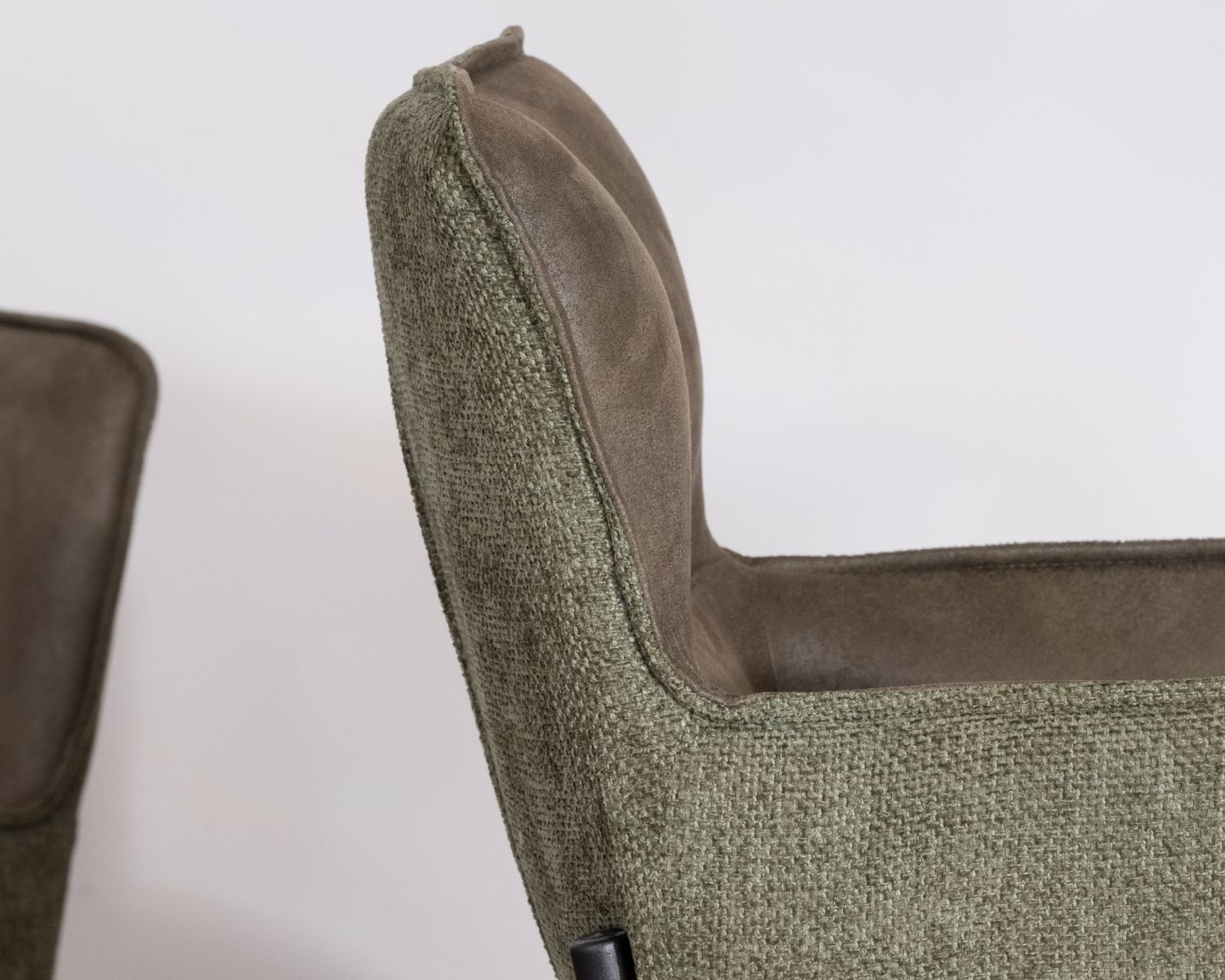 Lot de 2 chaises de bar bi-matière vert et pieds en métal noir "Lokka" effet cuir vieilli esprit rétro