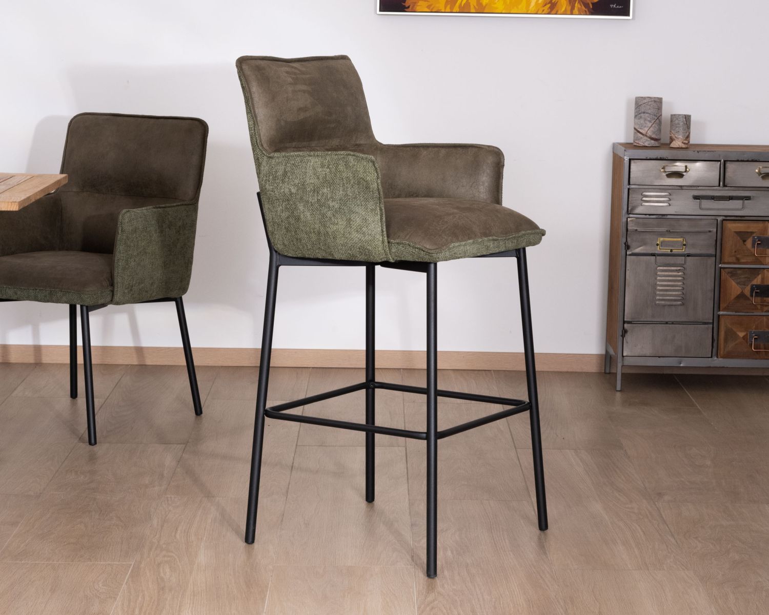 Lot de 2 chaises de bar bi-matière vert et pieds en métal noir "Lokka" effet cuir vieilli esprit rétro