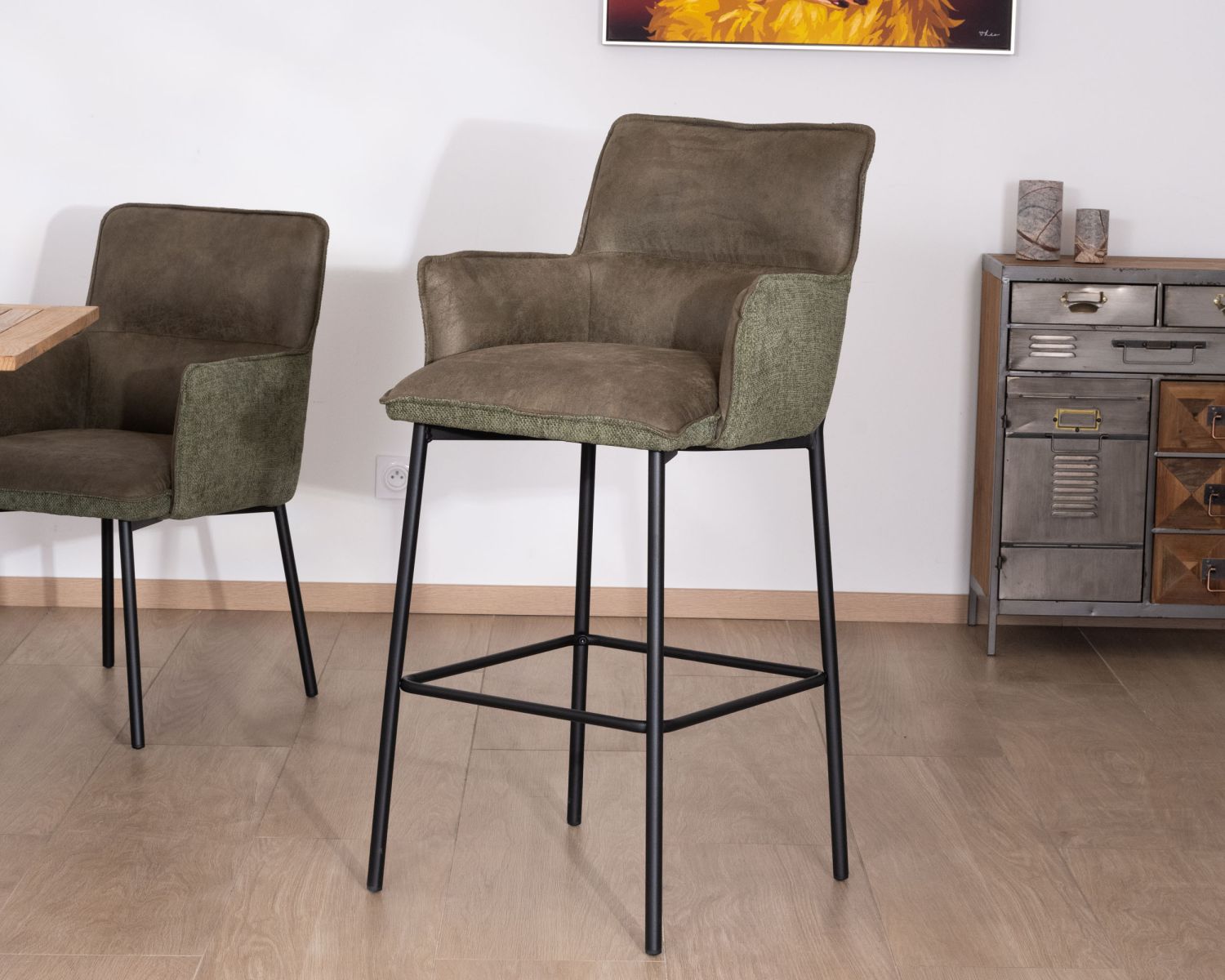 Lot de 2 chaises de bar bi-matière vert et pieds en métal noir "Lokka" effet cuir vieilli esprit rétro