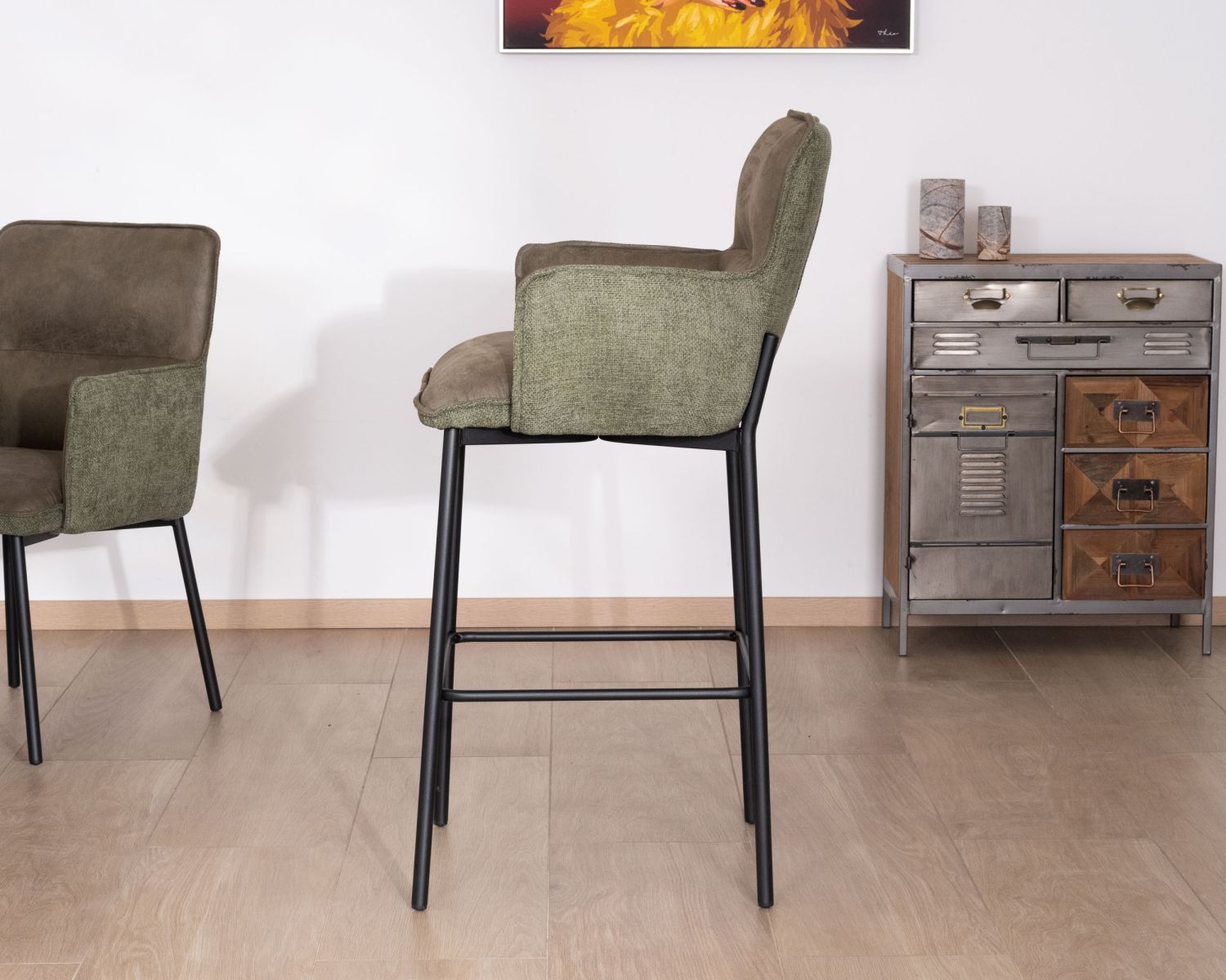 Lot de 2 chaises de bar bi-matière vert et pieds en métal noir "Lokka" effet cuir vieilli esprit rétro