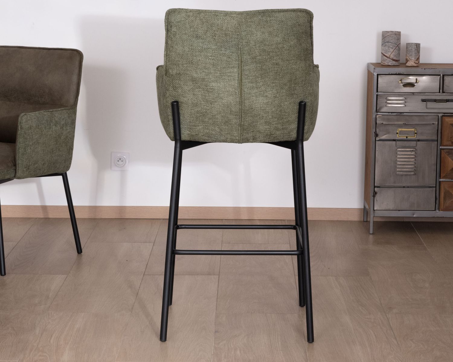 Lot de 2 chaises de bar bi-matière vert et pieds en métal noir "Lokka" effet cuir vieilli esprit rétro