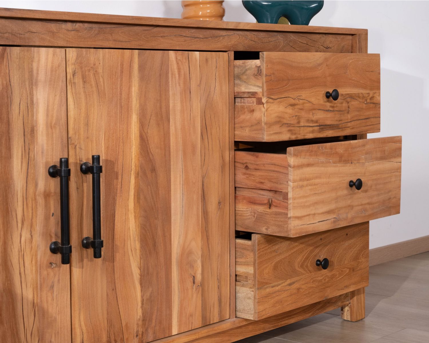 Buffet bas 155 cm esprit maison de campagne en bois recyclé "Mokal"