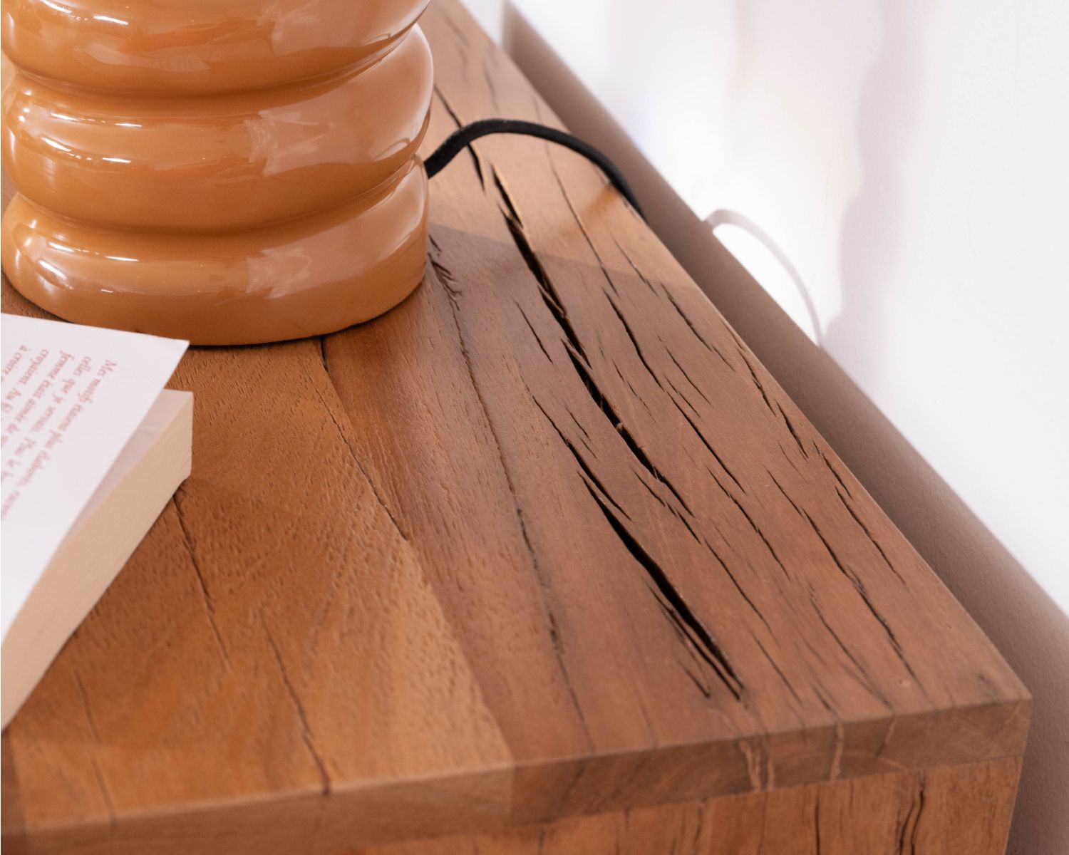 Table de chevet en bois recyclé esprit maison de campagne "Mokal"
