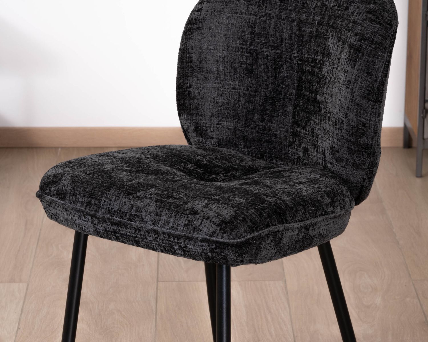 Lot de 2 chaises de repas design arrondi en tissu noir et pieds métal "Kinsac"