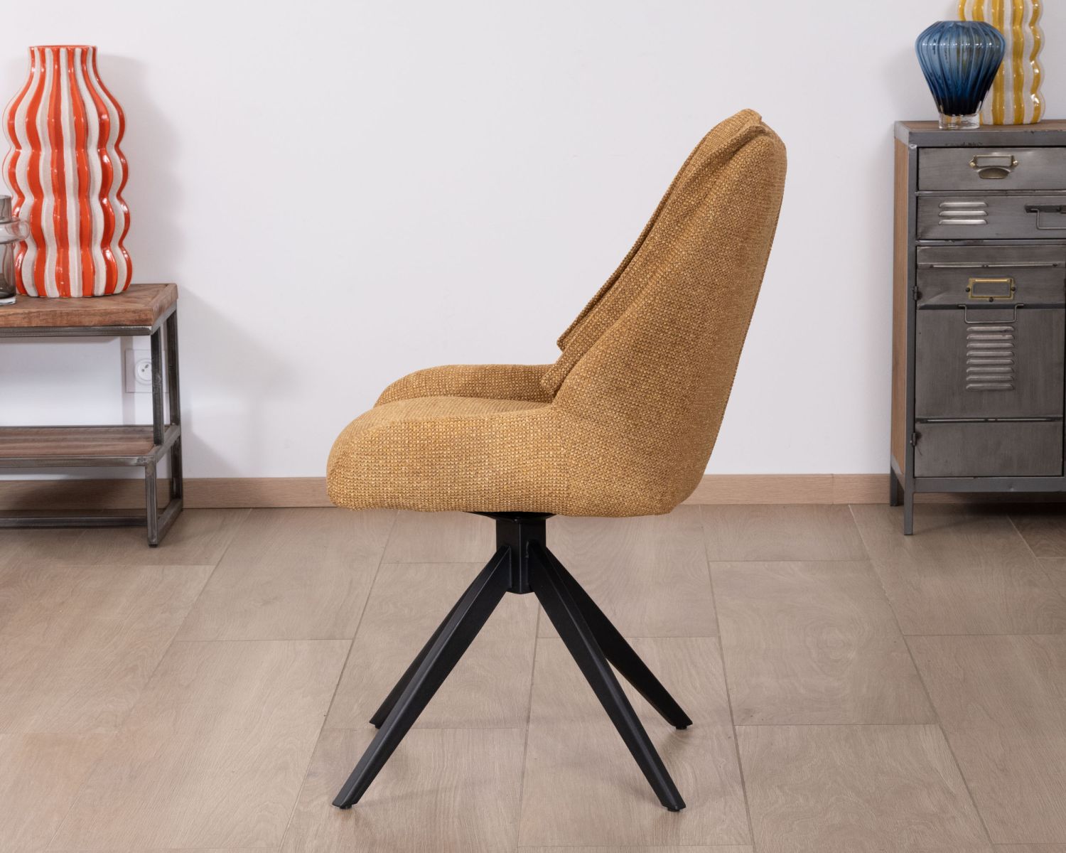 Lot de 2 chaises de repas pivotantes et matelassée en tissu moutarde "Webber"