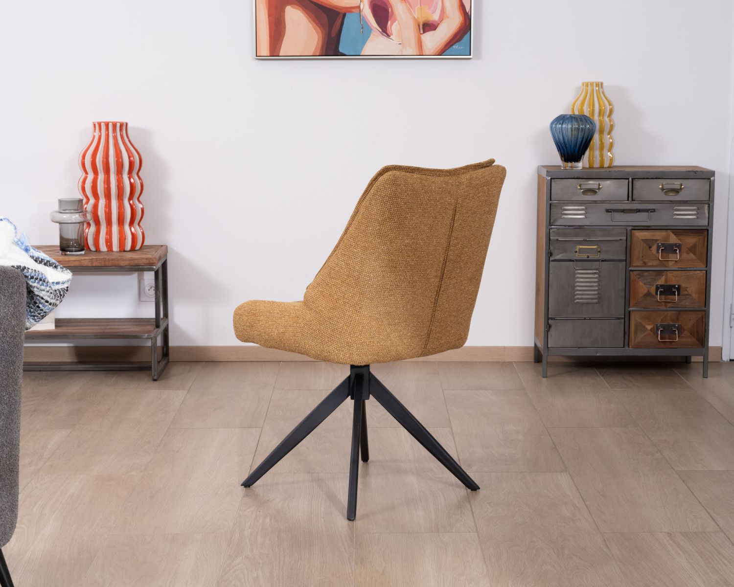 Lot de 2 chaises de repas pivotantes et matelassée en tissu moutarde "Webber"