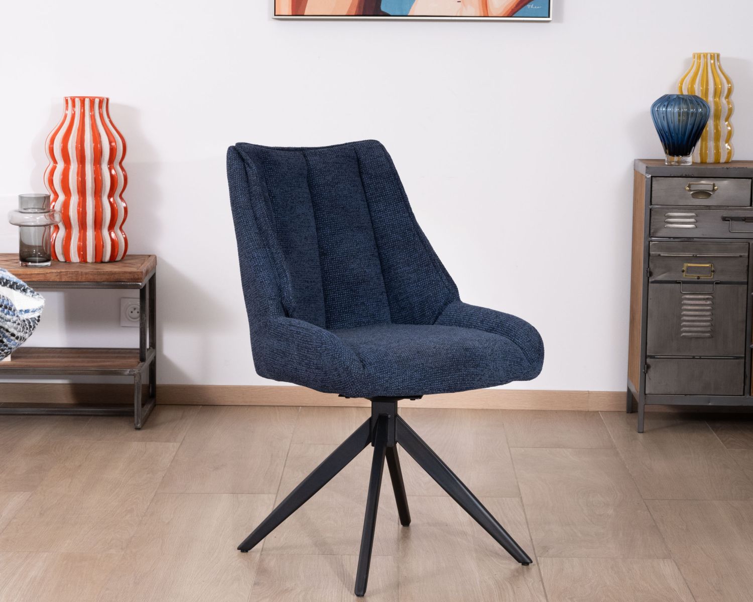 Lot de 2 chaises de repas en tissu bleu nuit "Webber" assise design et pied 4 branches pivotant en métal