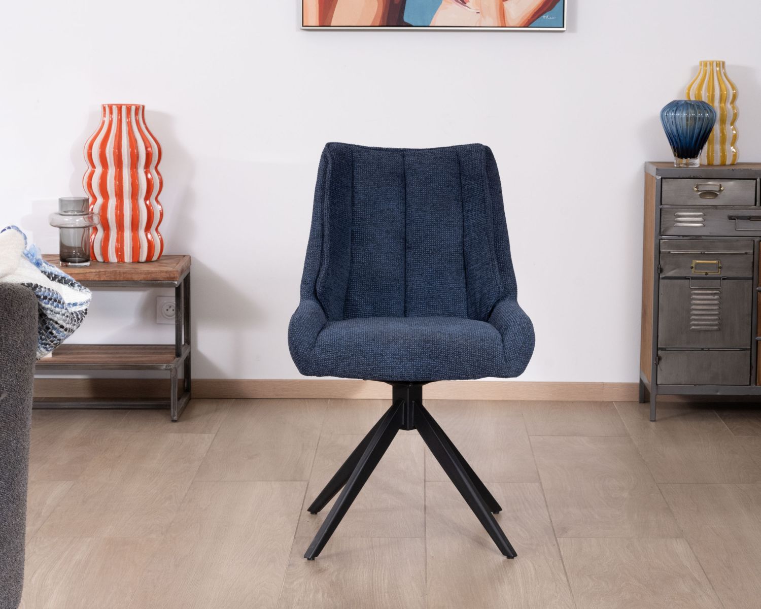 Lot de 2 chaises de repas en tissu bleu nuit "Webber" assise design et pied 4 branches pivotant en métal